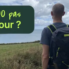 Un randonneur avec un sac à dos regarde la mer. Le texte "10 000 pas par jour ?" suggère une réflexion sur combien de kilomètres faut-il marcher par jour.