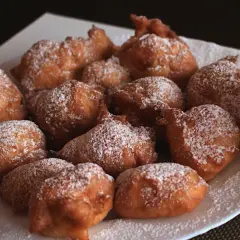 Puszyste paczki z serka homo, lekko oprószone cukrem pudrem, kuszą swoim apetycznym wyglądem.
