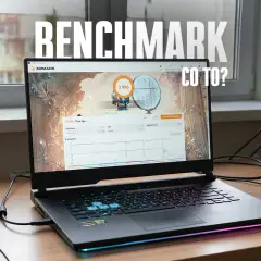 Laptop z uruchomionym programem 3DMark, pokazującym wyniki testów wydajności. Dowiedz się, benchmark co to jest i jak działa.