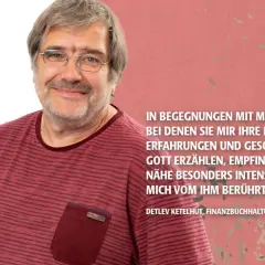 Ein Mann mit Brille lächelt, während er von Begegnungen erzählt, die ihm immer mehr von dir zeigen.