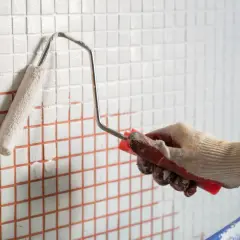 Łazienka jak nowa bez kucia płytek? Sprawdź 5 sposobów na DIY!