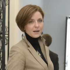 Joanna Mucha w beżowej marynarce i czarnym golfie, z długimi kolczykami. Czyżby szykował się nowy romans?