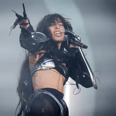 Loreen w Polsce, w futurystycznym stroju, śpiewa z pasją, unosząc rękę z pazurami.
