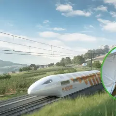 Nowoczesne pociągi elektryczne pędzą przez malownicze krajobrazy. W oddali widać tunel tymczasowy nad torami.
