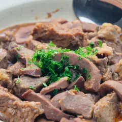 Duszona wątróbka drobiowa, idealnie ugotowana, by wiedzieć jak długo gotować wątróbkę drobiową. Podana z zieloną natką pietruszki.