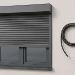 Szary, zewnętrzny system roletowy z widocznym kablem do elektrycznej regulacji rolety.