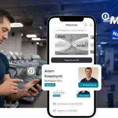 Mężczyzna sprawdza na telefonie, od kiedy jego karta MultiSport jest aktywna. Widoczna data to 21.03.2022.