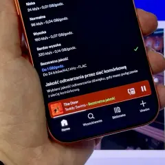 Porównanie jakości dźwięku: MQA vs FLAC. Telefon pokazuje ustawienia jakości odtwarzania muzyki, gdzie bezstratna jakość to FLAC.