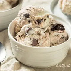 Coppette di gelato fatto in casa senza gelatiera, con pezzi di cioccolato e ciliegie.