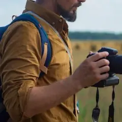 Czym zajmuje się fotograf? Odkryj tajniki pracy i umiejętności