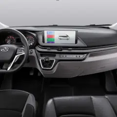 Interior de furgonetas Maxus, con pantalla táctil moderna y asientos cómodos. Las opiniones sobre estas furgonetas son muy positivas.