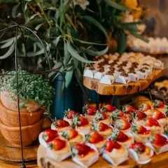 Ile kosztuje catering na urodziny? Poznaj ceny i triki!