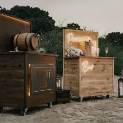 Drewniane bary na wesele: jeden z beczką whisky, drugi z napisem "Prosecco Bar". Idealne na letnie przyjęcie.