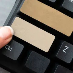Palec naciska na klawisz Ctrl, obok pustych, beżowych klawiszy na klawiaturze. To idealne miejsce na Twój lnk!