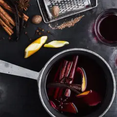 Wino z gruszek malinowy nos, z cynamonem, goździkami i skórką pomarańczy. Idealne na chłodne wieczory.