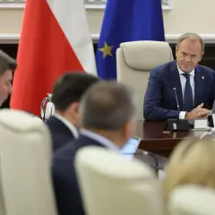 Donald Tusk podczas spotkania, przypominając, co zrobiła Platforma Obywatelska przez 8 lat.