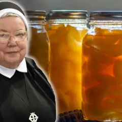 Siostra z uśmiechem prezentuje słoiki z przetworzonymi gruszkami w occie, które wyglądają apetycznie.