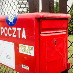Czerwona skrzynka Poczty Polskiej. Sprawdź poczta polska cennik list zagraniczny, by wysłać paczkę za granicę.