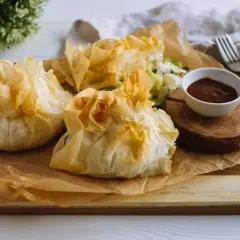Deliciosos paquetes dorados de pasta filo, crujientes y ligeros, que envuelven un relleno sabroso. Perfectos para cualquier ocasión.