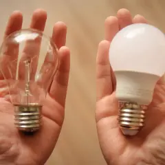 Porównanie żarówki tradycyjnej i LED. Czy żarówka LED się nagrzewa? Ta nowoczesna świeci jaśniej i jest chłodniejsza.