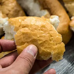Czerstwy chleb w dłoni. Zastanawiasz się, co zrobić z czerstwego chleba? Idealny na grzanki lub bułkę tartą.