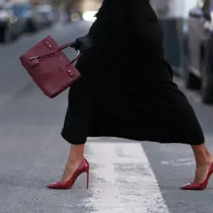 Czerwone szpilki stylizacje na wesele – elegancja i odwaga w jednym zestawieniu