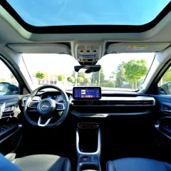 Nowoczesne jeep avenger wnętrze z panoramicznym dachem i dużym ekranem multimedialnym.