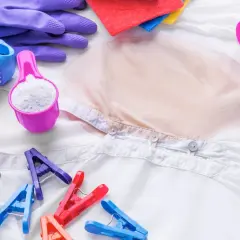 Jaki odplamiacz do ubrań skutecznie usunie plamy bez ryzyka uszkodzeń