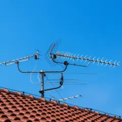Anteny na dachu. Czy do tv naziemnej potrzebna jest antena? Tak, aby odbierać sygnał.