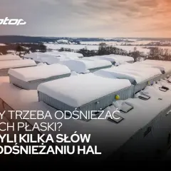 Zasypany śniegiem dom z płaskim dachem, który może być tańszy w budowie. Czy trzeba odśnieżać dach płaski?
