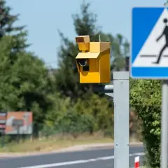 Żółty fotoradar i znak przejścia dla pieszych. Uważaj na przekroczenie prędkości o 30 w terenie zabudowanym, bo możesz dostać mandat.