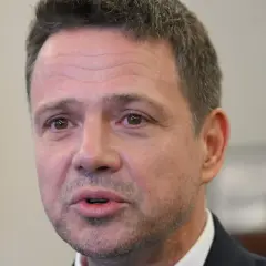 Zbliżenie na twarz Rafała Trzaskowskiego, który w 2004 roku obronił doktorat z nauk humanistycznych.