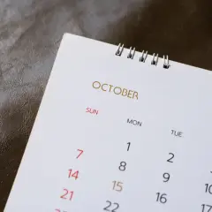 Calendario di Ottobre, con giorni e numeri visibili. La durata scia edilizia è un concetto che si lega al tempo, come questo mese.