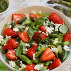 Frischer Spargelsalat mit Erdbeeren, Feta und Basilikum, beträufelt mit Pesto. Ein leichter Genuss für den Frühling.
