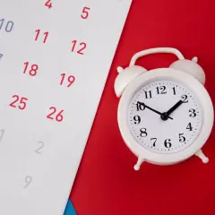 Kalendarz i zegar przypominają o pracy na 3/4 etatu ile to godzin.