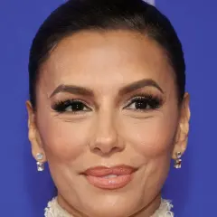 Eva Longoria luce un peinado recogido con mechas halo que enmarcan su rostro, realzando sus ojos y labios.