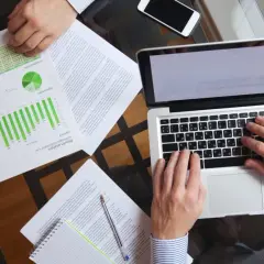 Analiza wyników finansowych, gdzie widać wykresy i dane. Dyskusja o tym, jak podatek progresywny wpływa na dochody.
