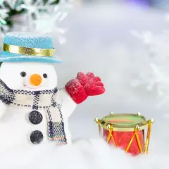 Wesoły bałwanek w niebieskim kapeluszu i szaliku, z bębenkiem i prezentami, czeka na święta. Czy 26.12 jest wolny?