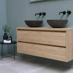 Meuble de salle de bain en bois clair, avec deux vasques en pierre. La hauteur du meuble est idéale pour un usage quotidien.