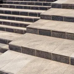 Jak izolacja na schody zewnętrzne może uratować twoje schody przed zniszczeniem