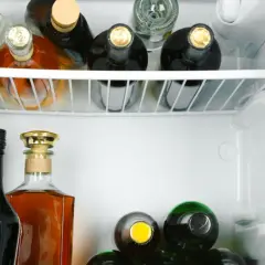 W lodówce różne alkohole, od wódki po koniak. Czy wódka się psuje? Nie, jeśli jest dobrze zamknięta.