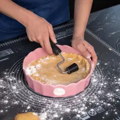 Sallys Kekse: Hände formen Teig in einer rosa Form auf einer Backmatte.