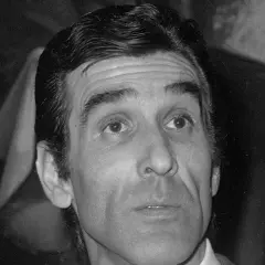 Primer plano de Fernando Suárez González, con su mirada intensa y su peinado característico.