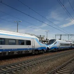 Dwa nowoczesne pociągi PKP Intercity stoją na torach. Zastanawiasz się nad pociąg warszawa - gdańsk cena?