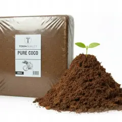 Kostka "Pure Coco" obok kopczyka ziemi z kiełkującą rośliną. Ile to taczek? To pytanie nurtuje każdego ogrodnika.