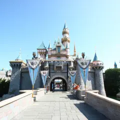 W jakim kraju jest Disneyland? Wszystkie parki i jak do nich dotrzeć