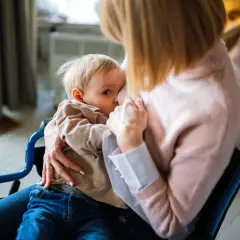 Kiedy odstawić dziecko od piersi? Sprawdź najlepszy moment i łagodne metody