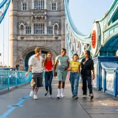 Grupa przyjaciół cieszy się londyńskim **city break** na Tower Bridge.