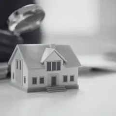 Model domu pod lupą. Zastanawiasz się, ile bierze rzeczoznawca za wycenę mieszkania?