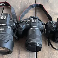 Trzy aparaty Canon z mocowaniem RF: EOS R5, EOS RP i EOS R50. Pełna klatka i mniejsze modele gotowe do akcji.
